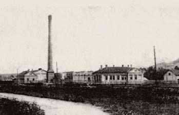 Současně s továrnou byly stavěny i byty pro dělníky. Asi roku 1900 se oba podnikatelé rozešli a Gustav Fischl, první ředitel továrny, si postavil vlastní fabriku v dnešní Taušlově ulici.