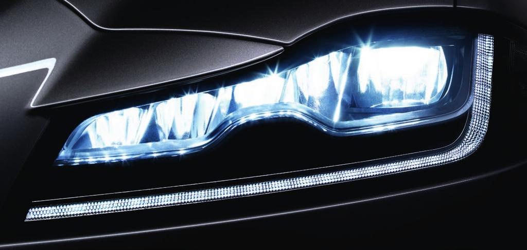 DESIGN DESIGN EXTERIÉRU ČISTOTA DESIGNU ADAPTIVNÍ LED SVĚTLOMETY VOZIDLO NA SNÍMKU VPRAVO: XF SEDAN R-SPORT V ODSTÍNU CORRIS GREY S VÝBAVOU NA PŘÁNÍ 10 DESIGN Veškerý design jsme zredukovali na to