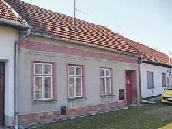 Květnická, CP 36 m 2, zasklená lodžie, velký sklep Cena: