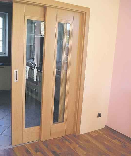 pohodlné ovládání Běžně je výška umístění spodní hrany střešního okna od podlahy okolo 90-120 cm, horní hrana okna pro pohodlné ovládání pak 180-220 cm U oken, které se otevírají klikou dole, je