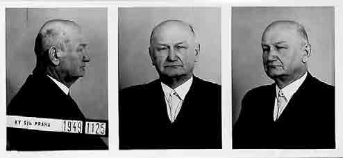 Generál šéf intendantstva v. v. Josef Pešek krátce po zatčení Zdroj: ABS v ironickém t nu a neznámému se zmínil o činnosti za nacistické okupace, kdy odbojáři pracovali tajně a zásadně v trojkách.