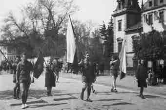 Oslava Prvního máje 1950 v Chrudimi jedno z posledních vystoupení skautů na veřejnosti Zdroj: Skautský Institut Antonína Benjamína Svojsíka tzv. ilegálním ústředím Junáka ze dne 1.