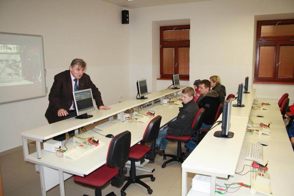 spolupracujeme s výchovnými poradci na základních školách. Zástupci školy se účastní schůzek s rodiči a výchovnými poradci přímo na základních školách.