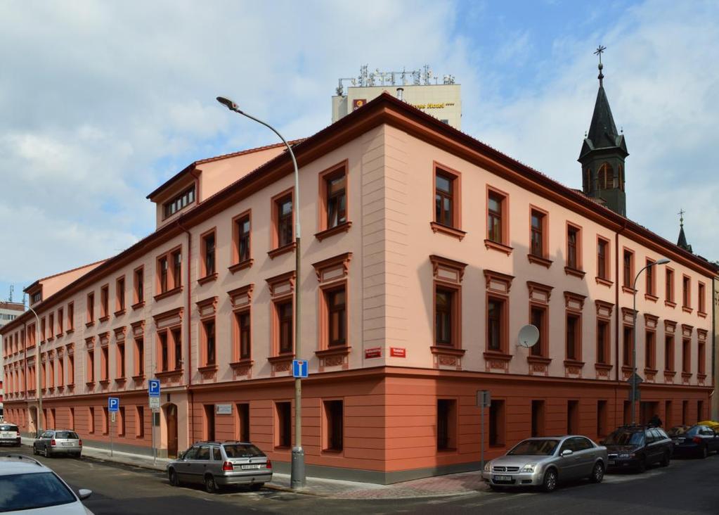 na závěr rekonstrukce škola získala novou fasádu slavnostní otevření terasy nad prostorem šaten.