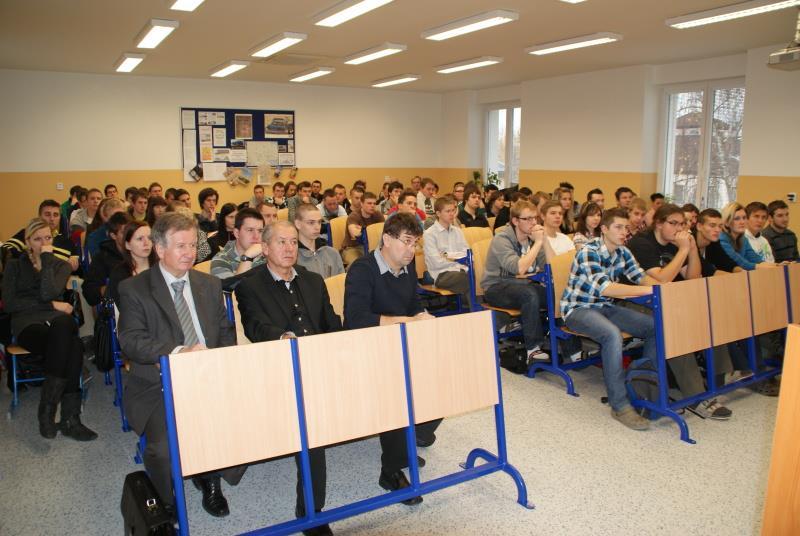 Ekonomický obzor studentů pomohla rozšířit přednáška a následná diskuze ekonomického experta