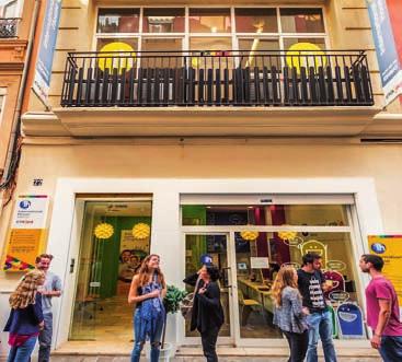 Teen Course Residence má 20 lekcí španělštiny týdně ve skupině nejvíce 10 studentů s ubytováním v rezidenci. Rezidence je jen 15 minut chůze od školy.
