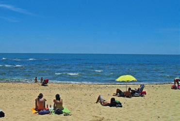 pro dospělé od 17 let průměrný věk 35 let (v létě 24 let) Cádiz, kurzy španělštiny, úžasné město, 10 studentů ve, nádherné pláže, levné ubytování, 2 týdny kurzu od 9 990 Kč, 12 týdnů kurzu od 50 910