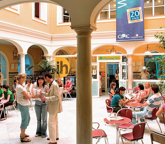 Škola: Centro de Lenguas e Intercambio Cultural (CLIC) Sevilla Sevilla Katedrála v Seville a studenti na školním dvoře Intensive 20 20 50 minut 1 týden + 10, obvykle 6 2-9 Intensive 25 20+5 50 minut