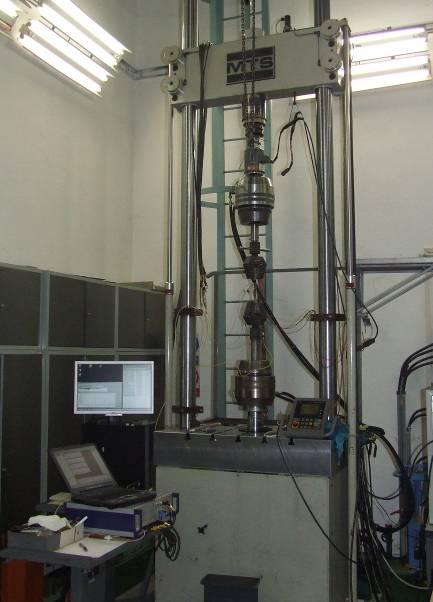 Jako zatěžovací stroje byl využit hydraulický stroje MTS typ 810 používaný ve VZLÚ. Obr. 9.