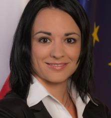 Před nástupem do současné pozice pracovala jako ředitelka Řídicího orgánu OPTP, dále jako vrchní ředitelka sekce Národního orgánu pro koordinaci a ředitelka úseku řízení kohezní politiky.