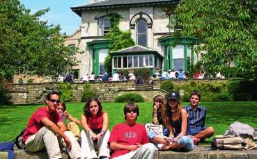 73 York York Studenti před budovou školy, na aktivitách, při výuce a na terase školy Summer Course 22 60 minut 2-10 týdnů 14, obvykle 12 3-8 Combined IELTS Summer 22+7 60 minut 2-10 týdnů 14, obvykle