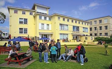 Ubytování je v hostitelských rodinách (kurzy Family - od 12 let) nebo hotelu (kurzy Hotel - od 14 let).