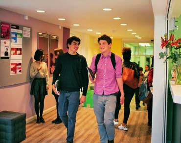 pro děti a mládež od 14 do 17 let Oxford, letní rezidenční kurzy pro mládež, intenzivní kurz s výukou předmětů v angličtině, bohatý program pro volný čas, 2 týdny pobytu od 56 990 Kč!
