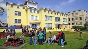 skupinový kurz pro mládež od 12 do 17 let Kurz v doprovodu průvodce INTACTu, klidné letovisko na Anglické riviéře, rodiny nebo hotel, bohatý program pro volný čas, 2 týdny od 33 650 Kč!