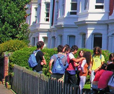 Škola: CES Worthing Worthing Worthing Studenti před budovou školy, výlet, studentky školy, Worthing Počet lekcí Délka Délka kurzu Jaz.