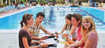 minut 2 týdny + 15 nejvíce 3-8 U20 Standard má 20 lekcí výuky obecné angličtiny týdně ve skupině nejvíce 15 studentů.