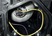 18 4 BMW X3 (E83) 2.0L Diesel Druh světla: blikač! Také tady se musí odstranit nádržka ostřikovače.! Stlačite západku krytky dolů a stáhněte ji směrem dozadu.