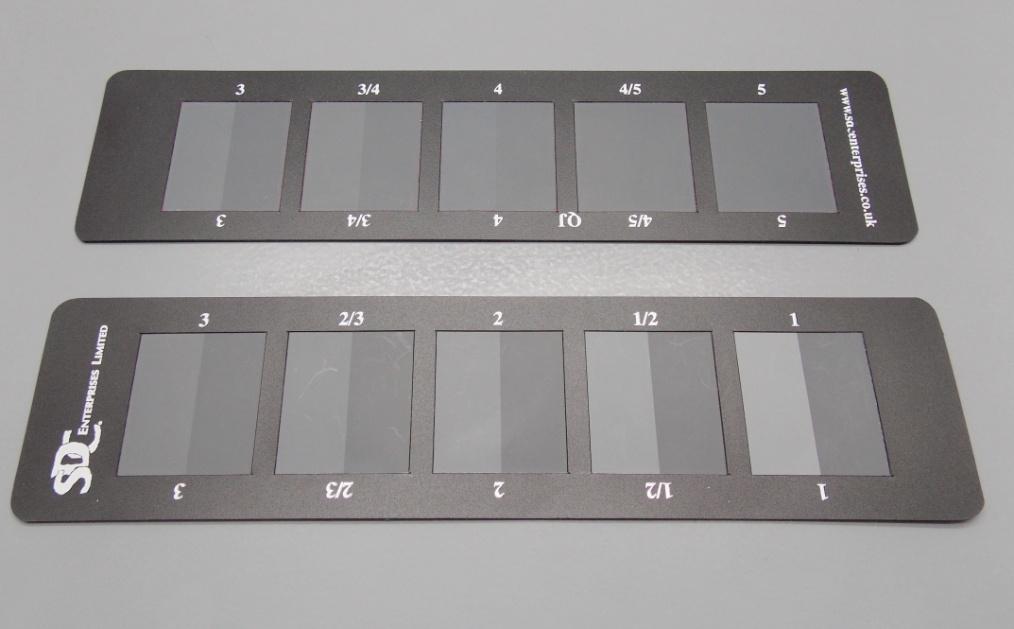 A02:1993. V tabulce č. 7 jsou uvedeny stupně použité šedé stupnice a jejich přepočet na E splňující výše uvedenou normu. Tabulka č.