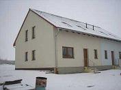 Holubice 123,00 330 4+kk 4 269 200 34 709 0,42 14 578 RD 4+kk-novostavba, Zděný, řadový krajní rodinný dům (levá část dvojdomu), nepodsklepený s obytným přízemím a s obytným podkrovím.