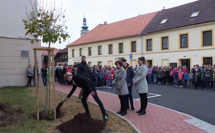 novému stromku ředitel ZŠ Komenského Jan Holas,