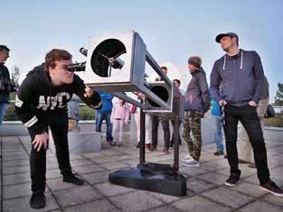 Už za světla jsme na obloze pozorovali hvězdářským dalekohledem planetu Jupiter. Pro děti byl připraven test z astronomie, odpovědi bylo potřeba najít v zahradě kolem hvězdárny.