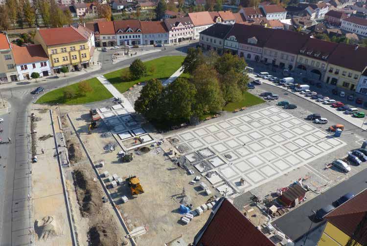 6 listopad 2018 REKONSTRUKCE NÁMĚSTÍ SE CHÝLÍ KE KONCI Stavební práce na centrální ploše náměstí Republiky pomalu finišují.