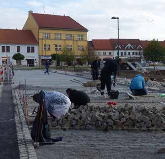 Již od minulého měsíce probíhá také pokládka dlažby na ploše vedle kostela sv. Petra a Pavla, která postupuje směrem od jihu k severu.