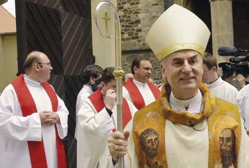 Bůh to dělá při každé zpovědi, když odpouští hříchy, které jsou bez výjimky jeho urážkou. Spravedlivý trest je vykonán, ale Ježíš ho odpyká za nás.