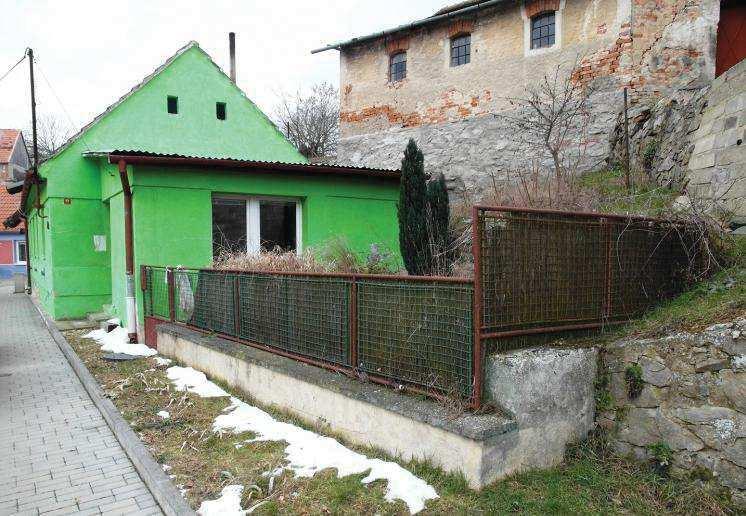 Zdroj: Realitní kancelá Afirea Group, s.r.o. Slovákova 357/8 60200 Brno - Veve í Tel.: +420 773 137 377 www.sreality.cz 2) Rodinný d m, Bojanovice, okres Znojmo Rodinný d m o velikosti 2+1.