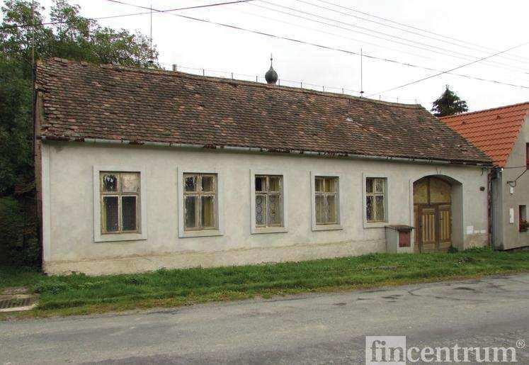 V dom je možnost zbudovat krbová kamna, IS: elekt ina, voda ze studny.