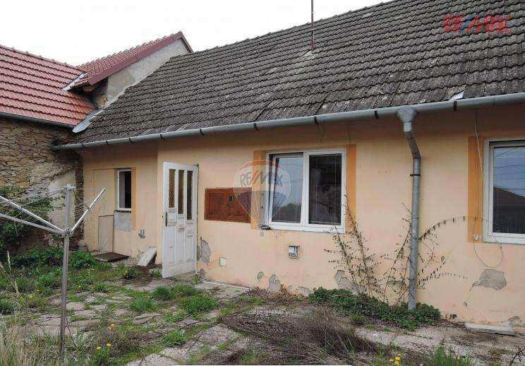 7) Rodinný d m, Hluboké Maš vky, okres Znojmo Rodinný d m v obci Hluboké Maš vky.