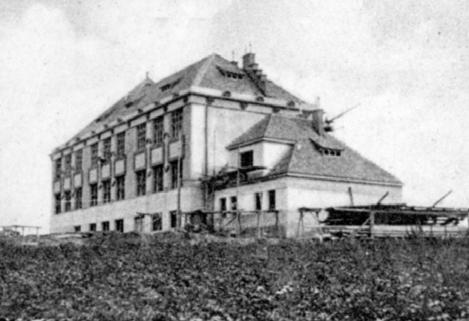 Stavitelem zvolen Václav Stolejda, stavitel z Bran. Náklad obnášel celkem 1 056 000 Kč, mimo vedlejší výdaje podružné. (Pozemek stál 39 000 Kč, architekt 35 000 Kč, stavitel 982 000 Kč.