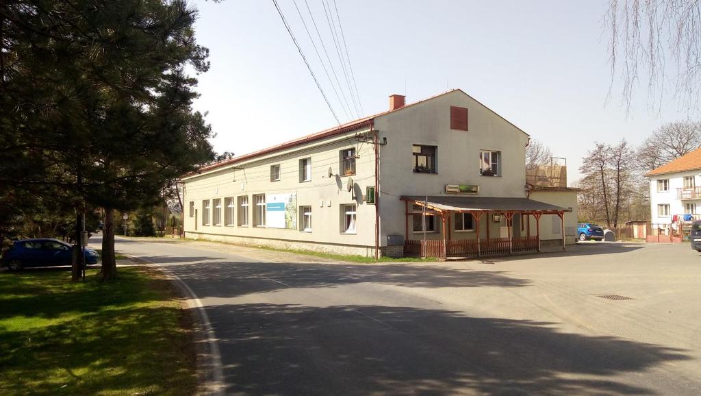 Problém 2: Neoznačený a odlehlý vstup k obecnímu úřadu Obecní úřad se nachází ve společné budově s kulturním sálem, avšak vchod se nachází v boční ulici,