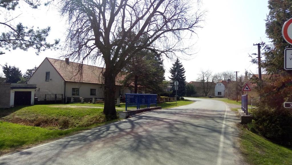 Problém 6: Chybějící chodník podél silnice II/334 V jižní části obce chybí na mostě přes Milčický potok chodníky, které