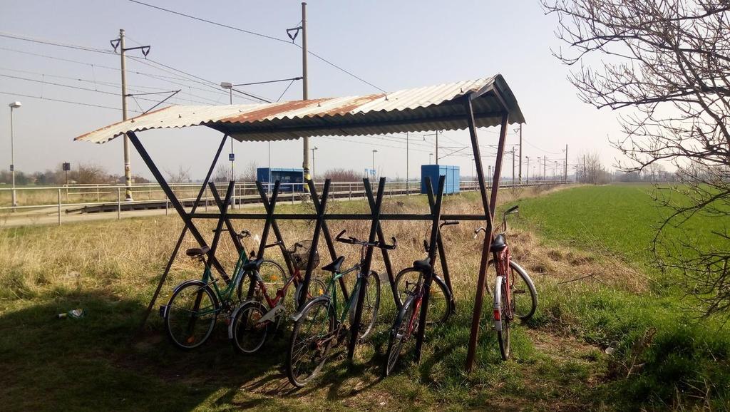 Problém 8: Stav cyklistického stojanu Tento podomácku vyrobený cyklistický stojan nepůsobí dobrý dojmem a přítomná koroze