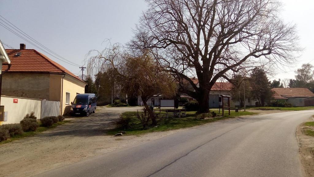 Obrázek 20: Problém 8: Cyklistický stojan, vlastní fotografie (duben 2018) Problém 9: Náves Byla by vhodná rekonstrukce