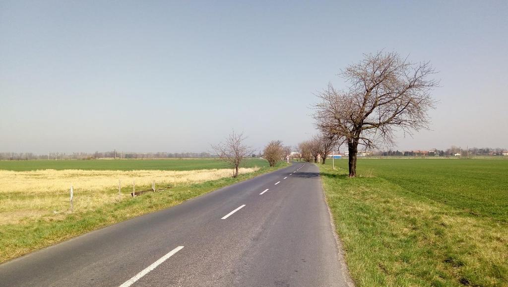 Problém 10: Chybějící oddělený cyklistický pruh Z obce Milčice vede až k hranici katastrálního území obce Tatce samostatný asfaltový pruh pro