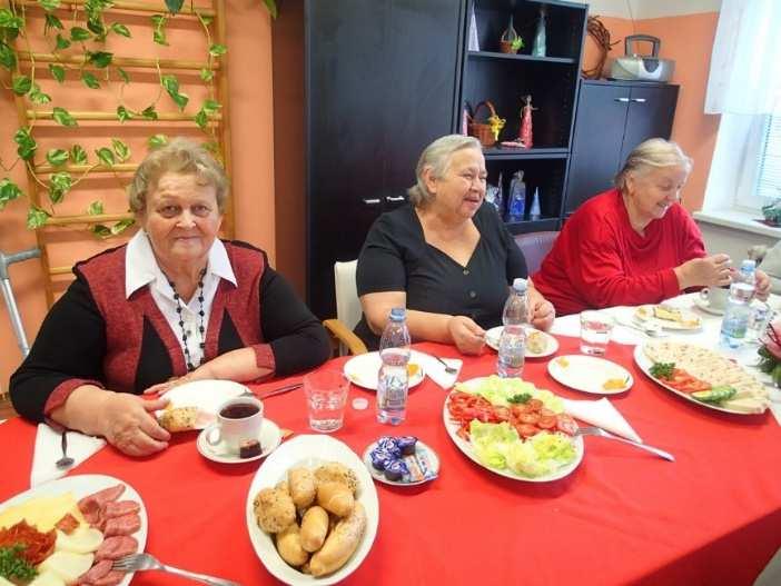 6 STRAVOVÁNÍ Zařízení má vlastní dietní systém, podle něhož se připravuje dieta č. 3 základní, dieta č. 2 šetřící, dieta č. 9 diabetická a dieta č. 9/4 diabetická šetřící.