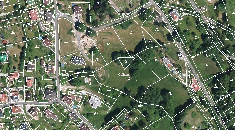 Svažité v minulosti zemědělsky využívané pozemky byly postupně obestavěny na dostupnějších místech a vznikla tak obtížně přístupná vnitřní proluka.