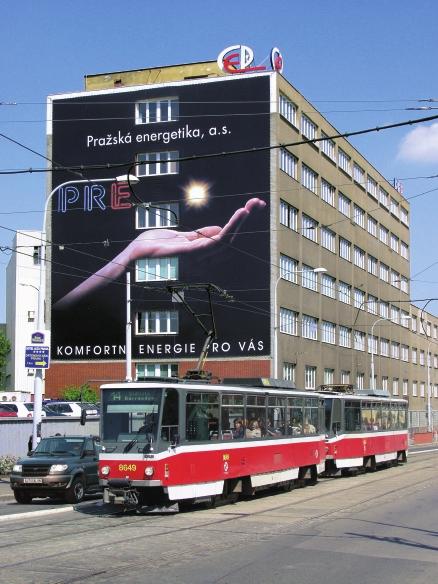 Reklama na fasádû budovy v