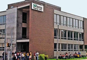 pro dospělé od 18 let průměrný věk 29 let (v létě 25 let), obvykle 9 studentů ve třídě, 1 lekce = 55 minut, unikátní systém výuky, velká škola, příjemná čtvrť, 4 týdny kurzu od 16 320 Kč, 12 týdnů