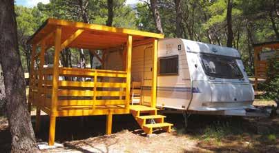 Klimatizovaný karavan Klimatizovaný karavan Klimatizované karavany s terasou Karavan má 3 oddělitelné prostory (1. kuchyňka, jídelní kout (popř. přistýlka); 2. manželské dvoulůžko, úložné prostory, 3.