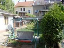 Ulice je klidná málo frekventovaná, dostupná