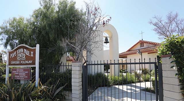 v neděli 7. října v 13:15 hod, v Polskem Centru, 3999 Rose Drive, Yorba Linda, CA 92886. Po mší svaté následuje taneční zábava s živou hudbou.