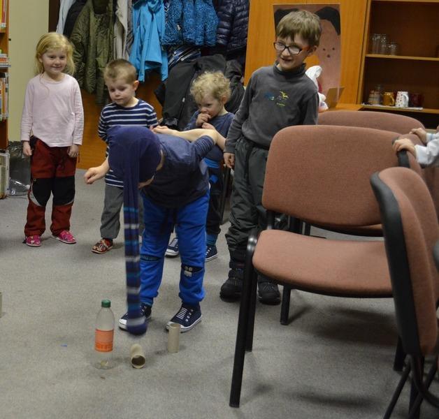 [21] Pun?ochový úder U her jsme si užili spoustu legrace. D?ti byly moc šikovné a pot?šily m? i ú?astí p?i úklidu. Zven?í se k nám mezitím vplížila tma.