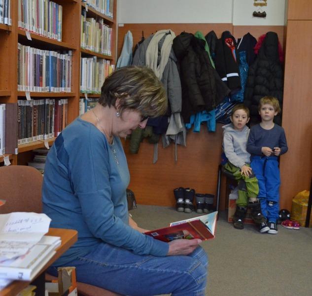 Návšt?va psa Orfa Temperamentnímu psíkovi jsme pod?kovali za ukázku, odm?nili ho piškoty a poslali dom?. Následovalo?tení pohádek Veselé nakupování (o pejskovi a ko?i?ce v nákupním centru) a Pirát a víla (d?