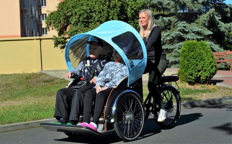 Aha, ještě bezpečnostní pás Vše je připraveno, pilot zapíná elektropohon a poprvé šlápne do pedálů.