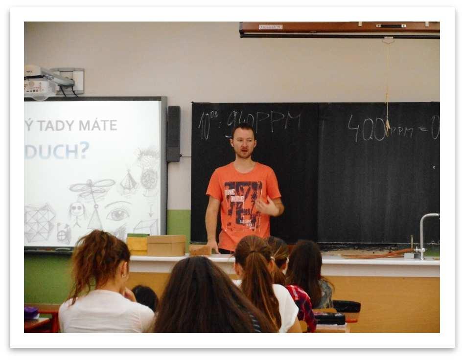 Každá třída, v níž workshop probíhá, dostane vlastní měřič CO2, který si instaluje ve své mateřské třídě po dobu 1 až 2 týdnů.