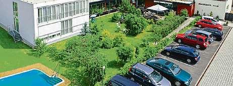 530,- Týdenní lázeňskáléčba sléčebnýmialuxusními wellness procedurami s koupáním ve venkovním vyhřívaném bazénu v rozlehlé zahradě ubytování ve dvoulůžkovém pokoji Standard 7 x snídaně formou