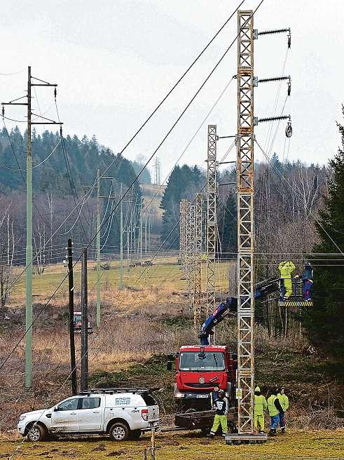 34 22. června 2018 Zaměstnavatelé v kraji Energetici podniky neodmítnou. Proud propoličku je na dosah Ještě dnes se mnohé firmy na Poličsku nemohou rozšiřovat kvůli nedostatku elektrické energie.